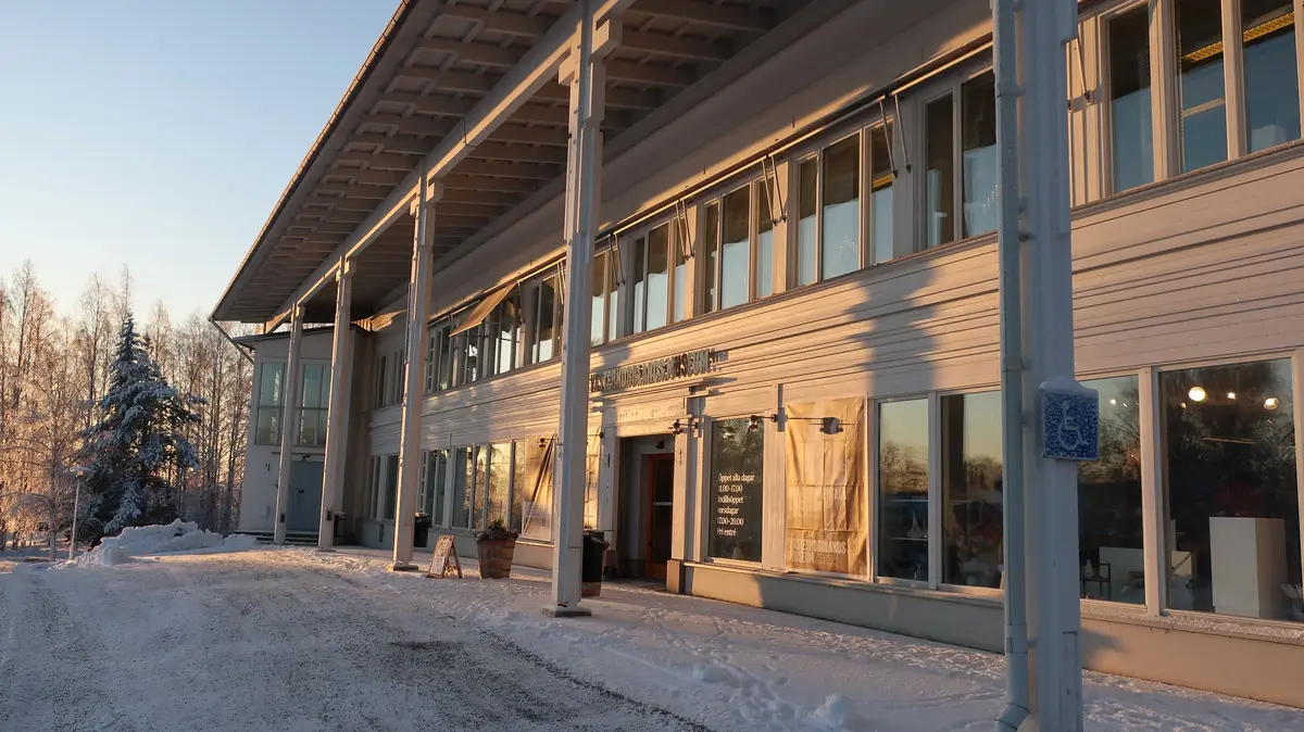 Entrén på Västernorrlands museum i snö och vintersol.