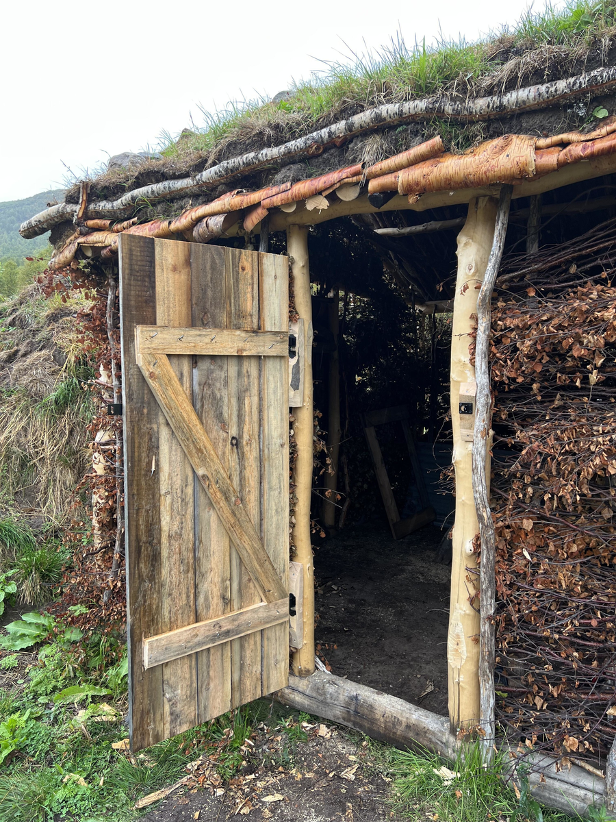 Fjøsgammen er en geitegammefjøs med tilbygd høyløe.