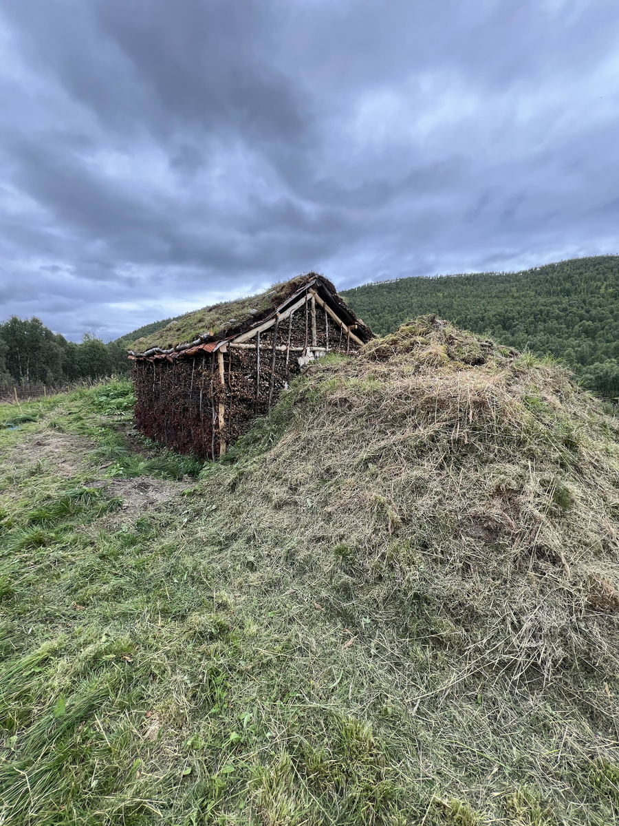 Fjøsgammen er en geitegammefjøs med tilbygd høyløe.