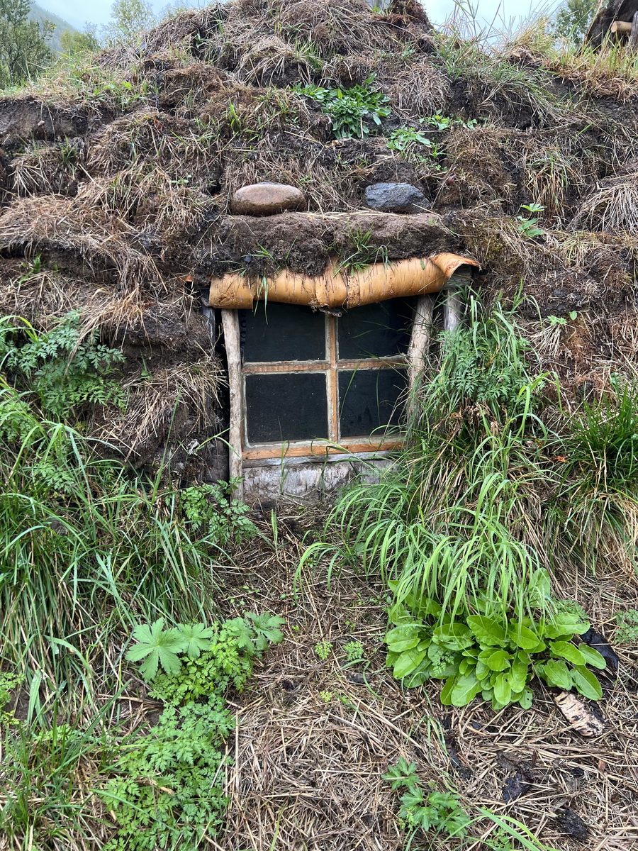 Fjøsgammen er en geitegammefjøs med tilbygd høyløe.