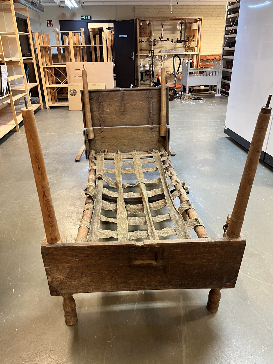 Form: Har form av ei "topseng".
1 topseng i kasse.

En slags fæltseng i form av en topseng. Kassen av eketræ. Umalt. Kassen har hat laas, der nu mangler.

