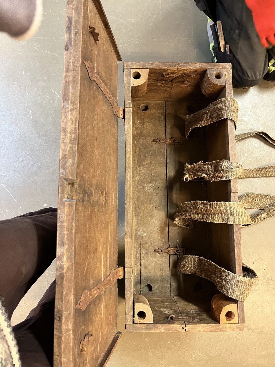 Form: Har form av ei "topseng".
1 topseng i kasse.

En slags fæltseng i form av en topseng. Kassen av eketræ. Umalt. Kassen har hat laas, der nu mangler.

