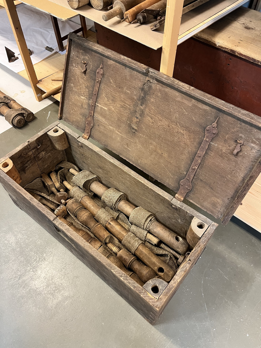 Form: Har form av ei "topseng".
1 topseng i kasse.

En slags fæltseng i form av en topseng. Kassen av eketræ. Umalt. Kassen har hat laas, der nu mangler.

