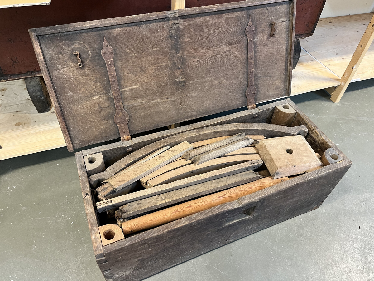 Form: Har form av ei "topseng".
1 topseng i kasse.

En slags fæltseng i form av en topseng. Kassen av eketræ. Umalt. Kassen har hat laas, der nu mangler.

