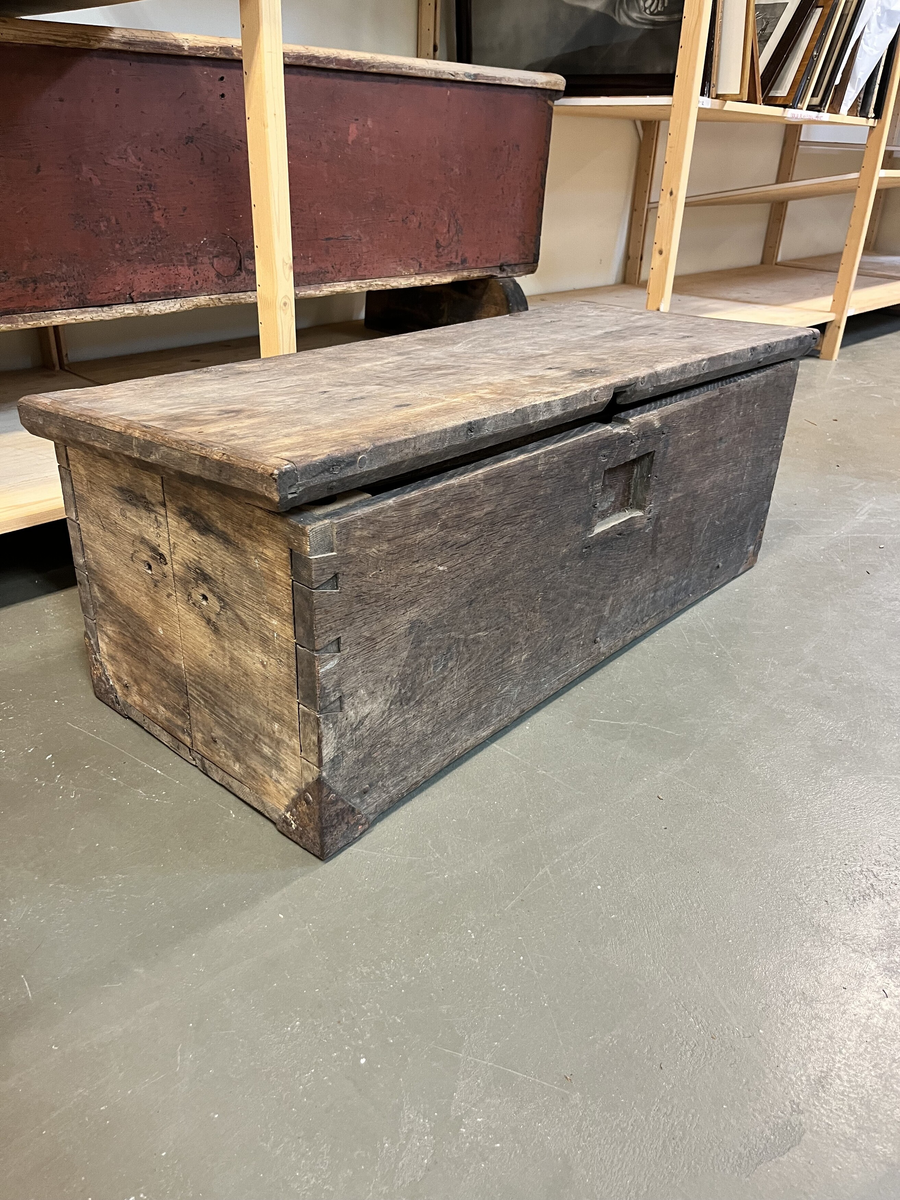 Form: Har form av ei "topseng".
1 topseng i kasse.

En slags fæltseng i form av en topseng. Kassen av eketræ. Umalt. Kassen har hat laas, der nu mangler.

