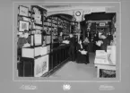 Interiör från Jönköpings Bokhandel. Ivar Lundin,mannen längst till höger, arbetade i bokhandeln som volontär åren 1896-1907. Han föddes i Jönköping år 1881.