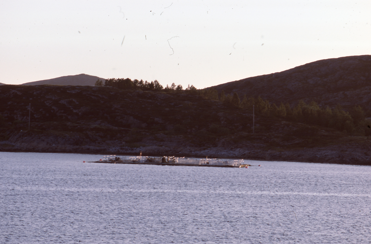 Utsikt mot oppdretsanlegg