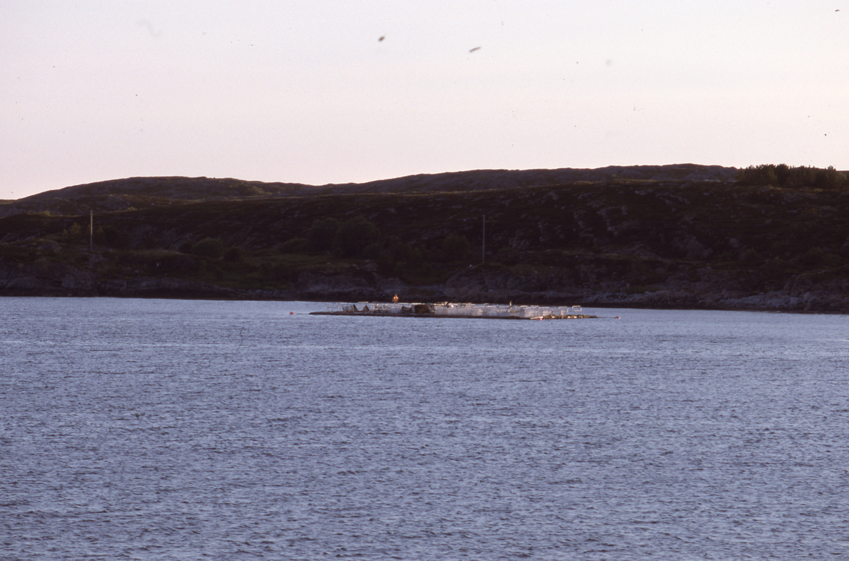 Utsikt mot oppdretsanlegg