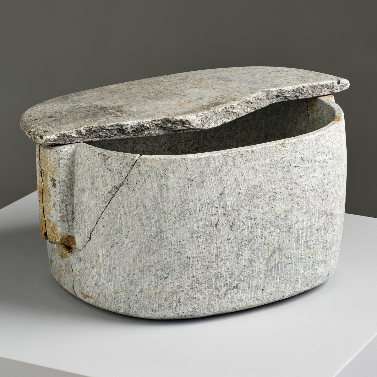 Kokekar av kleberstein med et halvt lokk. Karet har avlange håndtak på begge kortsider, håndtakene har gjennomgående hull på langs, muligens for hanke. Karet er grått i farge med mange ristninger etter steinhuggingen. Lokket er litt større enn karets omkrets men har brukket i midten, og bare en halvdel følger med.