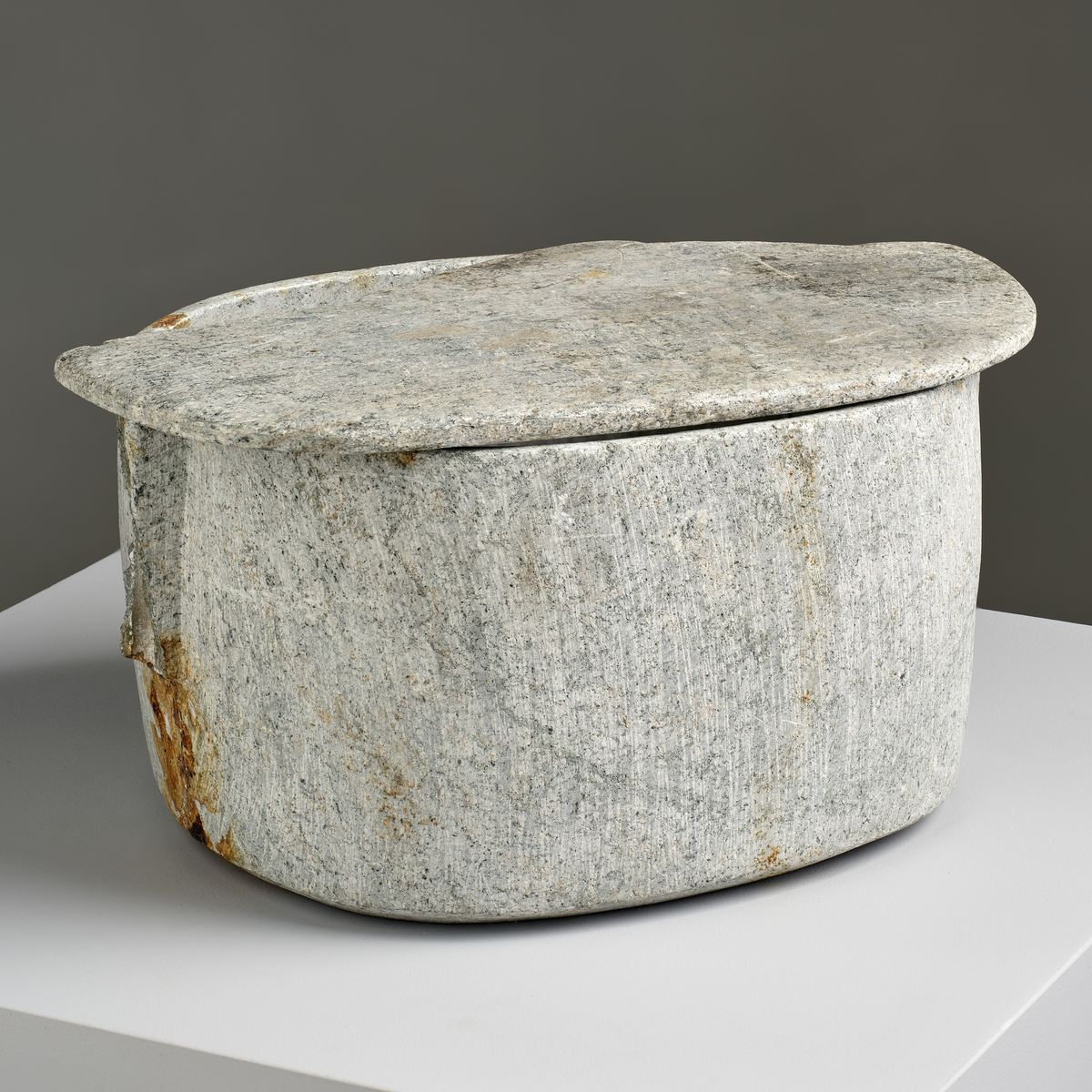 Kokekar av kleberstein med et halvt lokk. Karet har avlange håndtak på begge kortsider, håndtakene har gjennomgående hull på langs, muligens for hanke. Karet er grått i farge med mange ristninger etter steinhuggingen. Lokket er litt større enn karets omkrets men har brukket i midten, og bare en halvdel følger med.