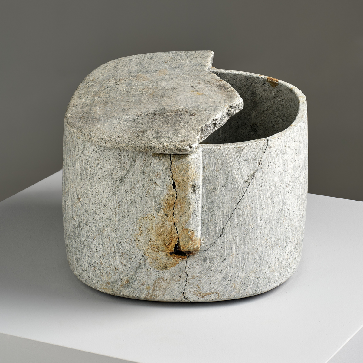 Kokekar av kleberstein med et halvt lokk. Karet har avlange håndtak på begge kortsider, håndtakene har gjennomgående hull på langs, muligens for hanke. Karet er grått i farge med mange ristninger etter steinhuggingen. Lokket er litt større enn karets omkrets men har brukket i midten, og bare en halvdel følger med.