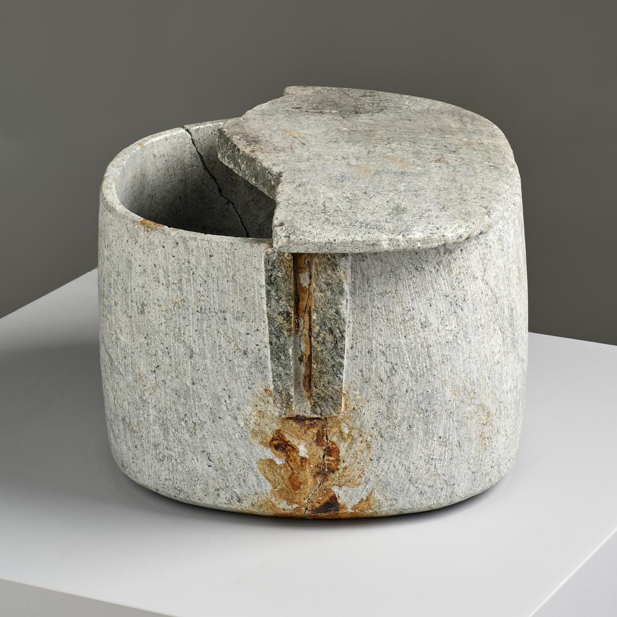 Kokekar av kleberstein med et halvt lokk. Karet har avlange håndtak på begge kortsider, håndtakene har gjennomgående hull på langs, muligens for hanke. Karet er grått i farge med mange ristninger etter steinhuggingen. Lokket er litt større enn karets omkrets men har brukket i midten, og bare en halvdel følger med.