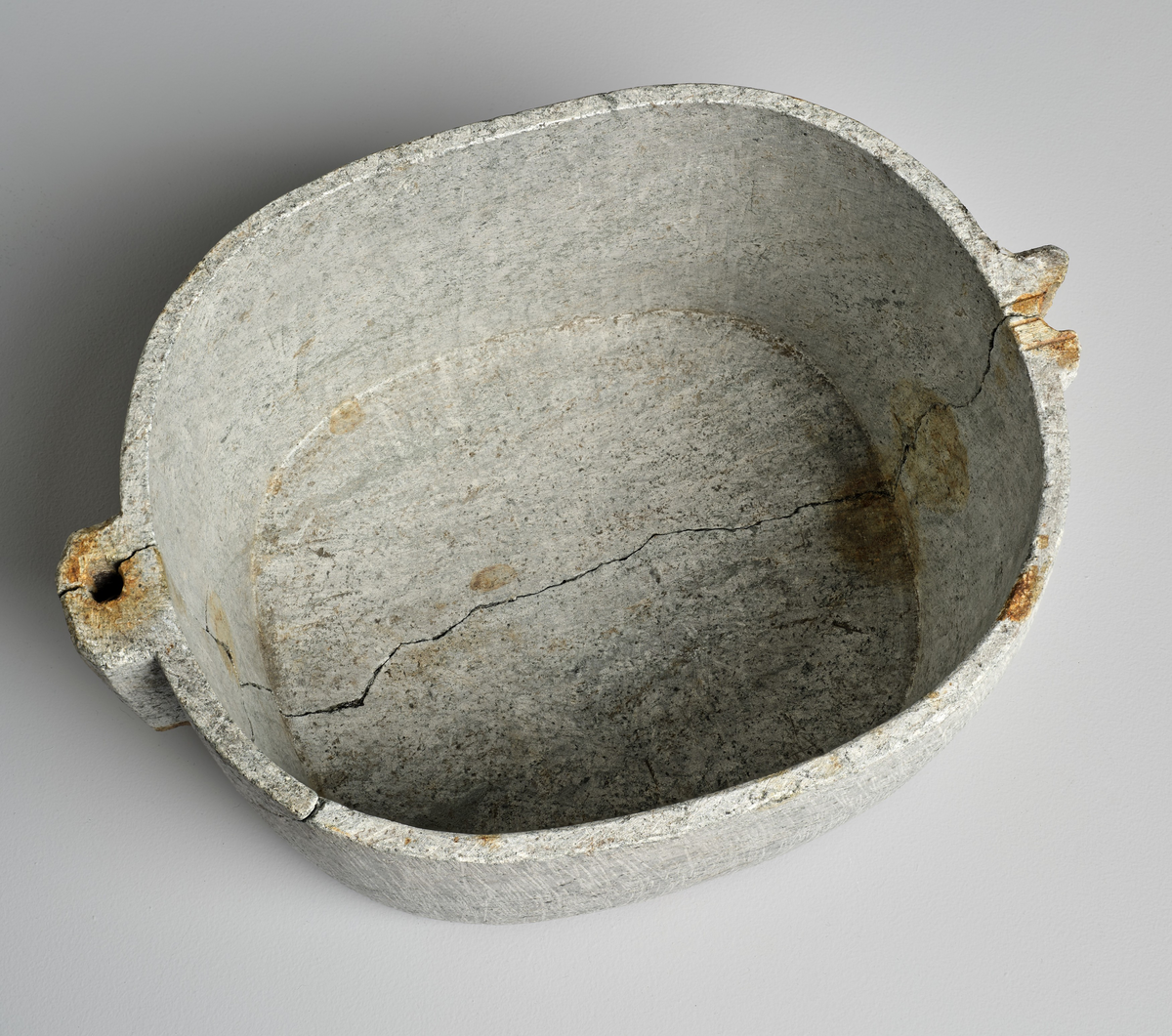 Kokekar av kleberstein med et halvt lokk. Karet har avlange håndtak på begge kortsider, håndtakene har gjennomgående hull på langs, muligens for hanke. Karet er grått i farge med mange ristninger etter steinhuggingen. Lokket er litt større enn karets omkrets men har brukket i midten, og bare en halvdel følger med.