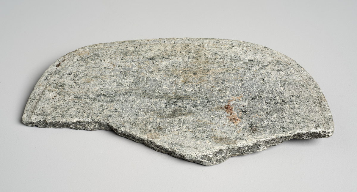 Kokekar av kleberstein med et halvt lokk. Karet har avlange håndtak på begge kortsider, håndtakene har gjennomgående hull på langs, muligens for hanke. Karet er grått i farge med mange ristninger etter steinhuggingen. Lokket er litt større enn karets omkrets men har brukket i midten, og bare en halvdel følger med.