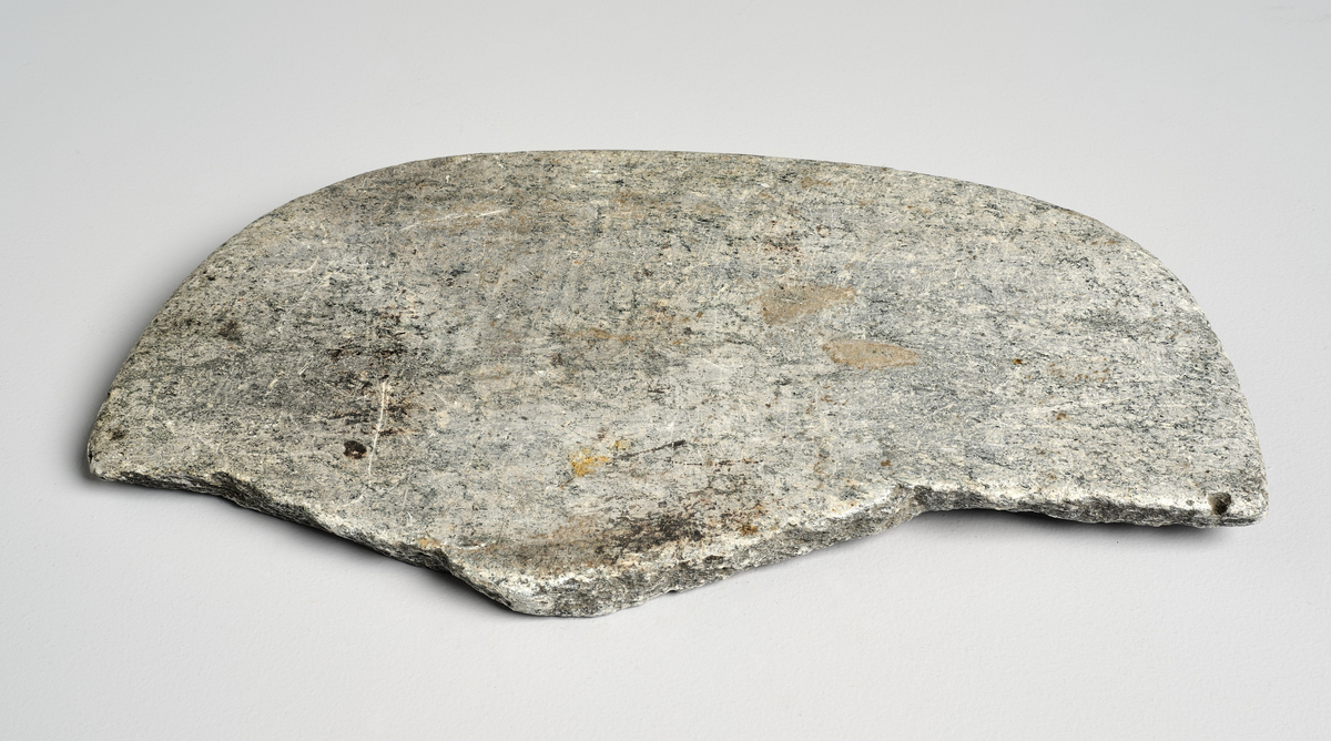 Kokekar av kleberstein med et halvt lokk. Karet har avlange håndtak på begge kortsider, håndtakene har gjennomgående hull på langs, muligens for hanke. Karet er grått i farge med mange ristninger etter steinhuggingen. Lokket er litt større enn karets omkrets men har brukket i midten, og bare en halvdel følger med.