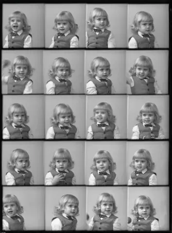 Barnporträtt, fru Britta Viberg, Herrskogen, Strömsholm, polyfoto.
Ur Gustaf Åhmans samling.