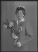 Porträtt med blombukett. Anita Karlsson, Ringvägen, Kolbäck. Ur Gustaf Åhmans samling.