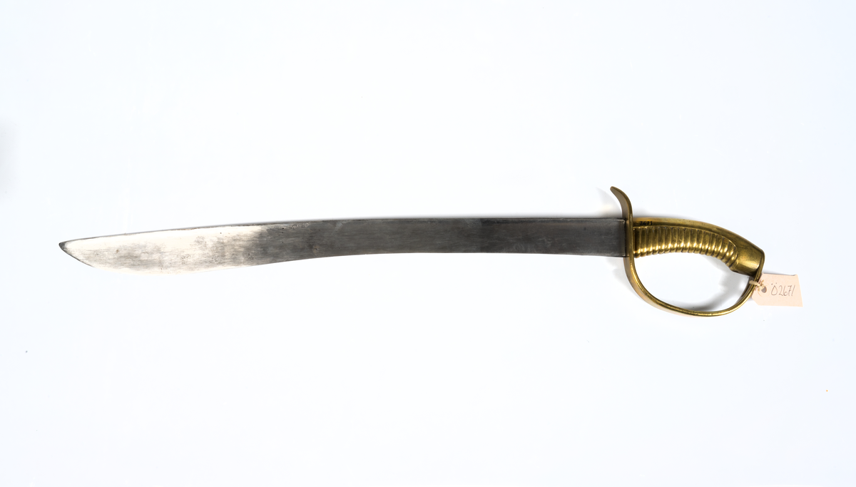 Huggare, skeppsgosse-, klinga svagt böjd , eneggad, bred rygg, tilltagande bredd mot spetsen, som är mycket trubbig .
Fäste av mässing utan parerplåt. Hantagsbygeln med hål upptill för portepén.