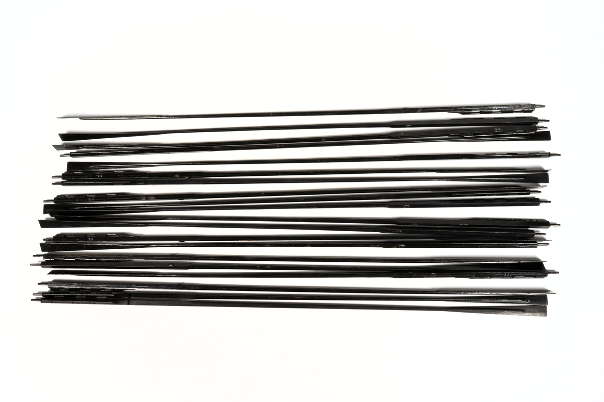 Fartygsmodell, skärgårdsfregatt, turuma LODBROK. Chapmans konstruktion. Tremastad, riggad utan segel med blå flagg och vimpel. 19 par årtullar. 20 st åror. 2 st bärlingar. Bordläggning på spant med däcksinredning, skulpterad, rödmålad akterspegel med namnet "Lodbrok" samt kartuscher, en med vasakärve och två med stjärnstrålar. Galjonsfigur, röd. Fernissad med svart och rött berghult. Bastingage svart. Rår och toppar svarta. Däcksbyggnader röda. 52 kanoner av förgyllt trä. Kompletterad och restaurerad.