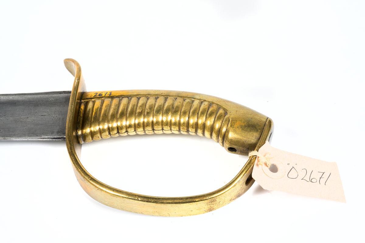 Huggare, skeppsgosse-, klinga svagt böjd , eneggad, bred rygg, tilltagande bredd mot spetsen, som är mycket trubbig .
Fäste av mässing utan parerplåt. Hantagsbygeln med hål upptill för portepén.