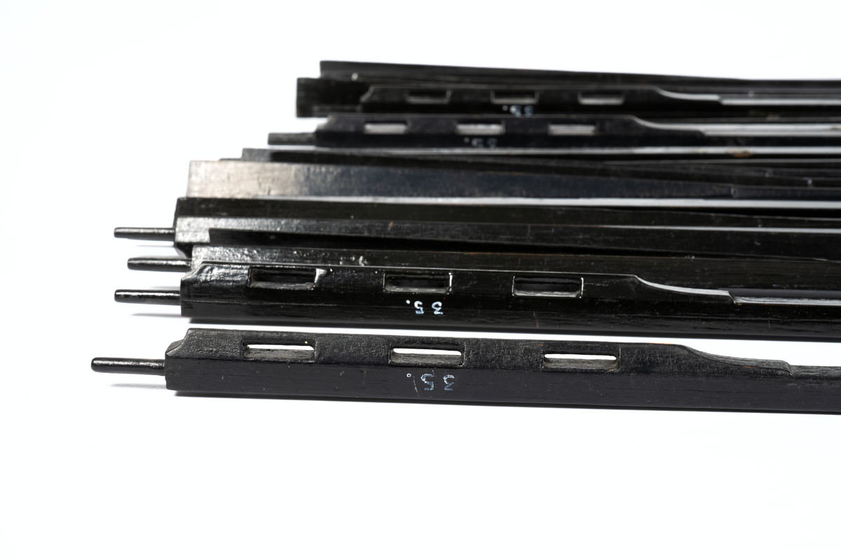 Fartygsmodell, skärgårdsfregatt, turuma LODBROK. Chapmans konstruktion. Tremastad, riggad utan segel med blå flagg och vimpel. 19 par årtullar. 20 st åror. 2 st bärlingar. Bordläggning på spant med däcksinredning, skulpterad, rödmålad akterspegel med namnet "Lodbrok" samt kartuscher, en med vasakärve och två med stjärnstrålar. Galjonsfigur, röd. Fernissad med svart och rött berghult. Bastingage svart. Rår och toppar svarta. Däcksbyggnader röda. 52 kanoner av förgyllt trä. Kompletterad och restaurerad.