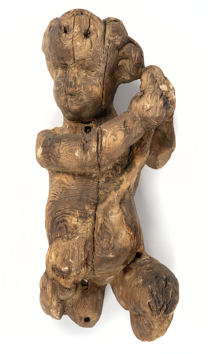 Puttofigur funnen i strandkanten vid Tuna säteri, Djursholm, Uppland. Kommer sannolikt  från det vrak som ligger utanför, troligen från 1600-talet.