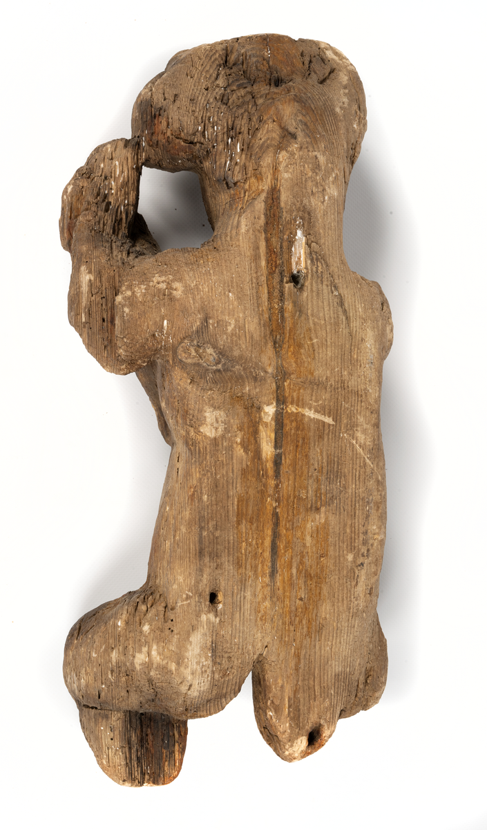 Puttofigur funnen i strandkanten vid Tuna säteri, Djursholm, Uppland. Kommer sannolikt  från det vrak som ligger utanför, troligen från 1600-talet.