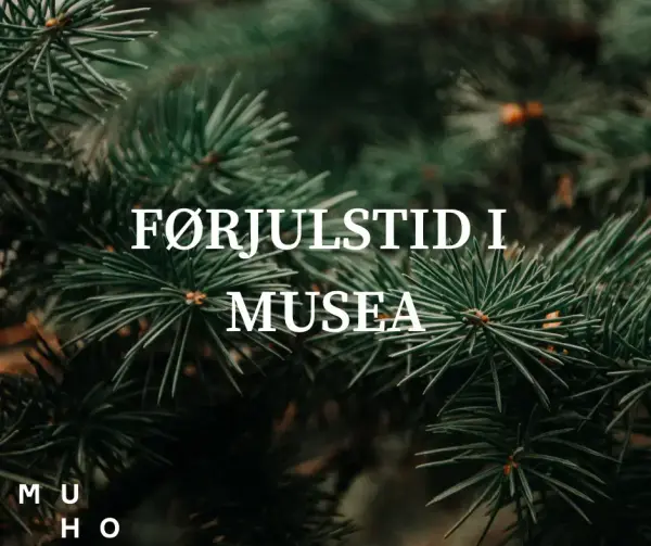 Nærbilde av gran med teksten førjulstid i musea midt på bilde