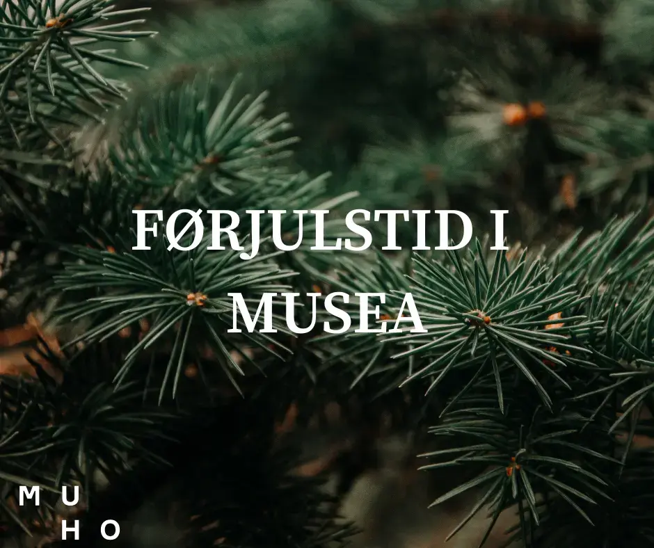 Nærbilde av gran med teksten førjulstid i musea midt på bilde