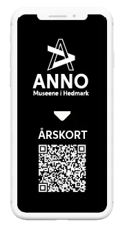 En mobiltelefon med grafikk og en qr-kode som leder til Anno årskort