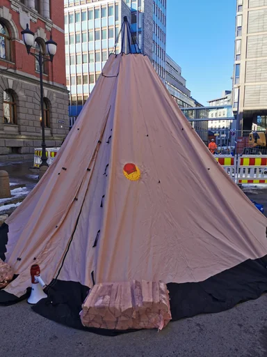 Samer og naturvernere i NSR-Nuorat og Natur og Ungdom protesterer utenfor Olje og Energi departementet mot de ikke godkjente vindturbinene på Fosen. Menneskerettsaktivister sperrer for inngangene til departementet 1.mars 2023.