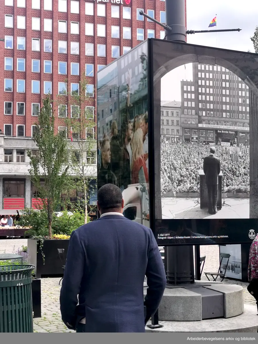 Åpningen av utstillingen "Pølserog politikk" på Youngstorget, et samarbeid mellom Arbark, Bymiljøetaten og Folkets hjørne 2.juni 2025. Mann som ser på bilde: Lo sekretariatets 1.sekretær Fawsi Adem.