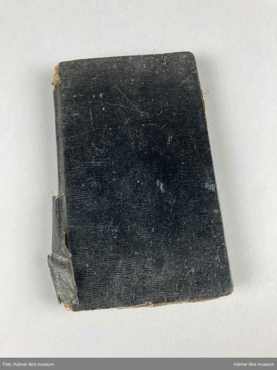 KLM 46891:30. Anteckningsbok. Av papper med omslag av läderklädd kartong. I pärmen signerad: Arvid Hammarström Stockholm den 26 april 1915. Boken innehåller olika anteckningar, skisser och noteringar kring hans yrke som kopparslagare.