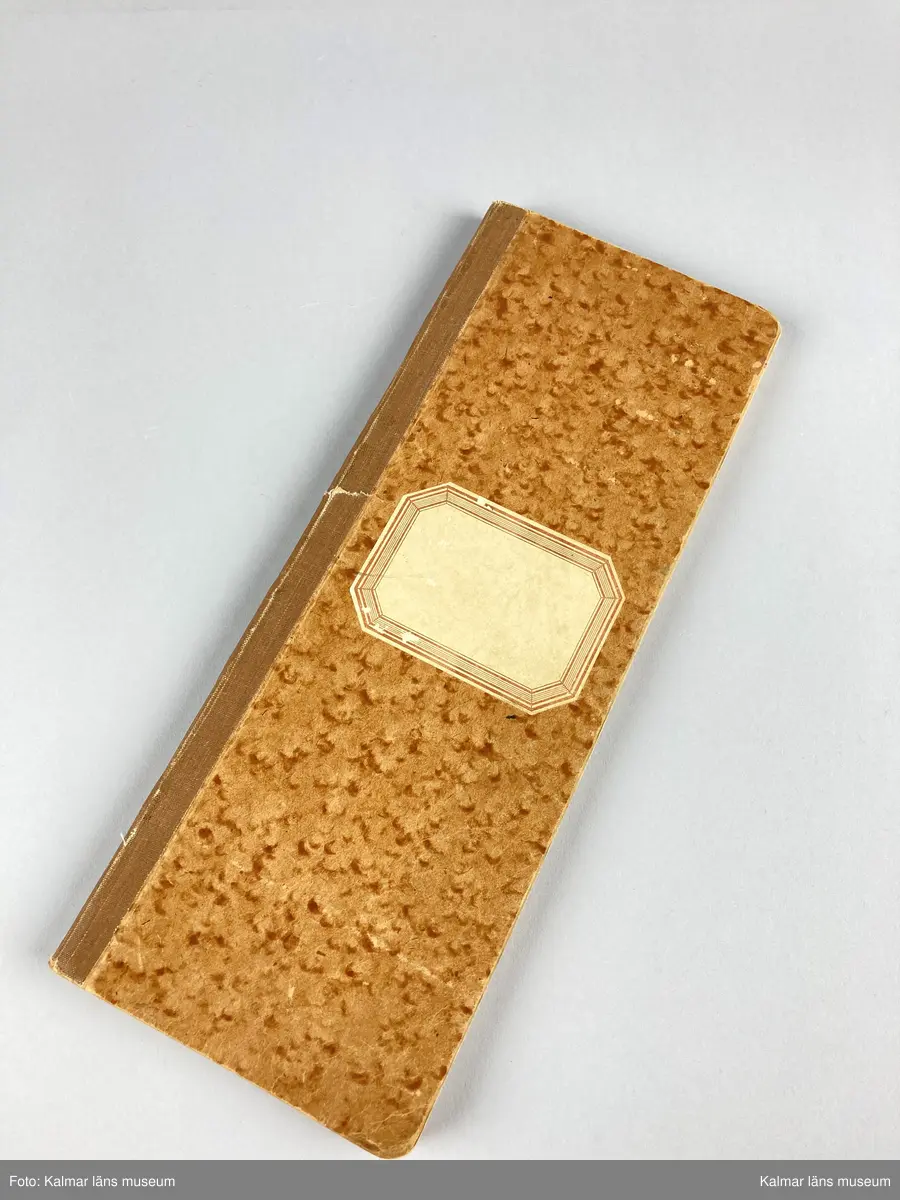 KLM 46891:28. Kundliggare. Av kartong och papper. För åren 1937-1941 samt 1958-1959. I boken anges kund samt vilka varor som denne köpte.