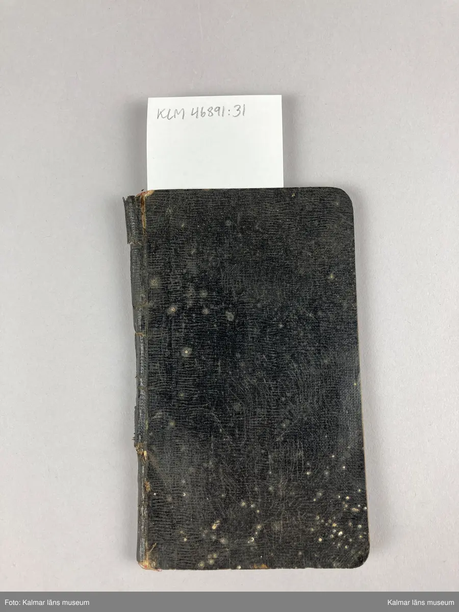 KLM 46891:31. Anteckningsbok. Av papper med omslag av läderklädd kartong. Boken innehåller olika anteckningar, skisser och noteringar kring Arvid Hammarströms yrke som kopparslagare.