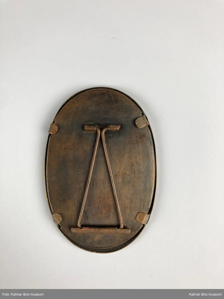 KLM 46891:33. Fotografi, inramat. Ovalt fotografi föreställande en ung Nils Hammarström. Oval ram av mässing och koppar med stöd på baksida.