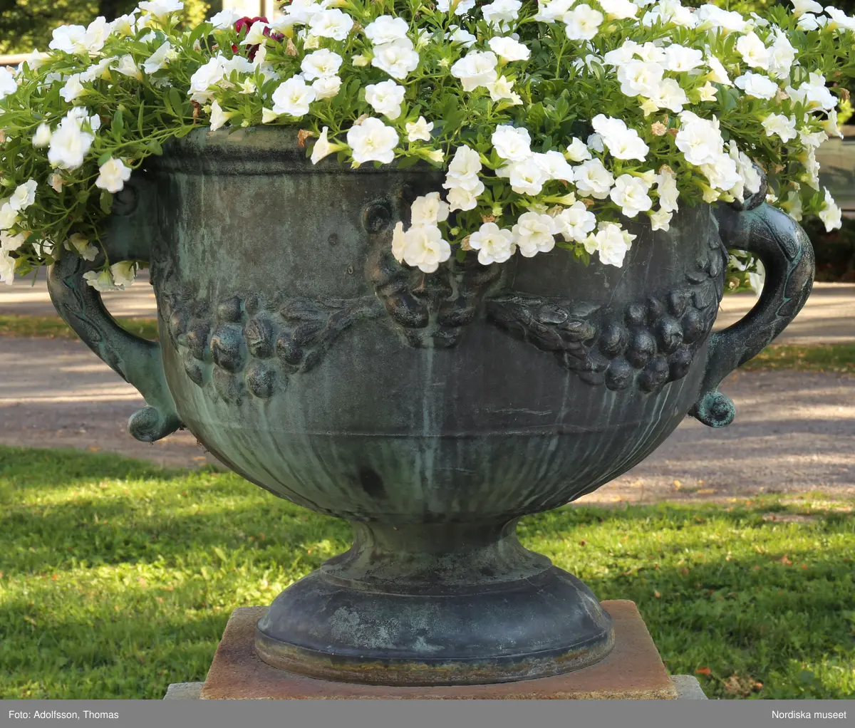 Urnor av gjutjärn gjutna hos Herman Bergmans konstgjuteri, Stockholm. Ingår i en svit om 14 stycken.