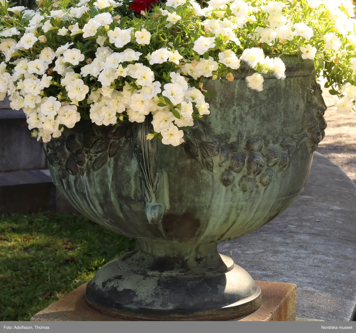 Urnor av gjutjärn gjutna hos Herman Bergmans konstgjuteri, Stockholm. Ingår i en svit om 14 stycken.