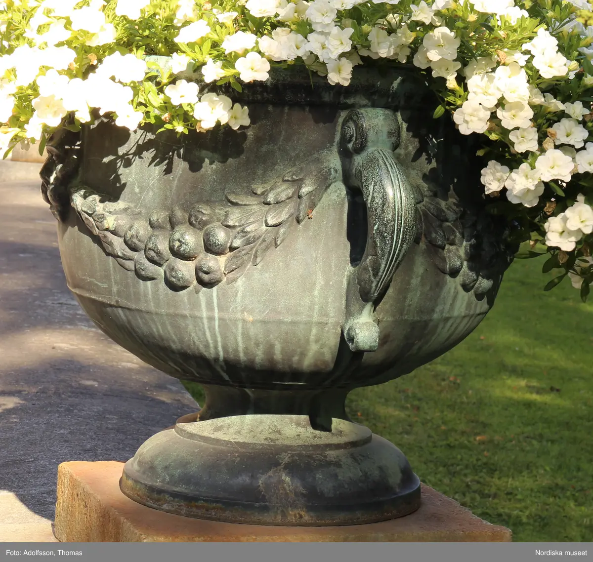 Urnor av gjutjärn gjutna hos Herman Bergmans konstgjuteri, Stockholm. Ingår i en svit om 14 stycken.