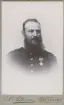 Porträtt av man i uniform. Text baksida kort:
