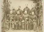 Grupporträtt av Helsinge regementes ? fältskolan af und. officersgrad år 1868. Några av männen: Grundell, Wästberg, Åkerberg, Styf och Krantz  (enligt text baksida kort).
