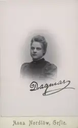 Porträtt av Dagmar Dahlgren, våren 1900.