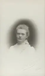 Porträtt av Sigrid Fröstedt 1900.