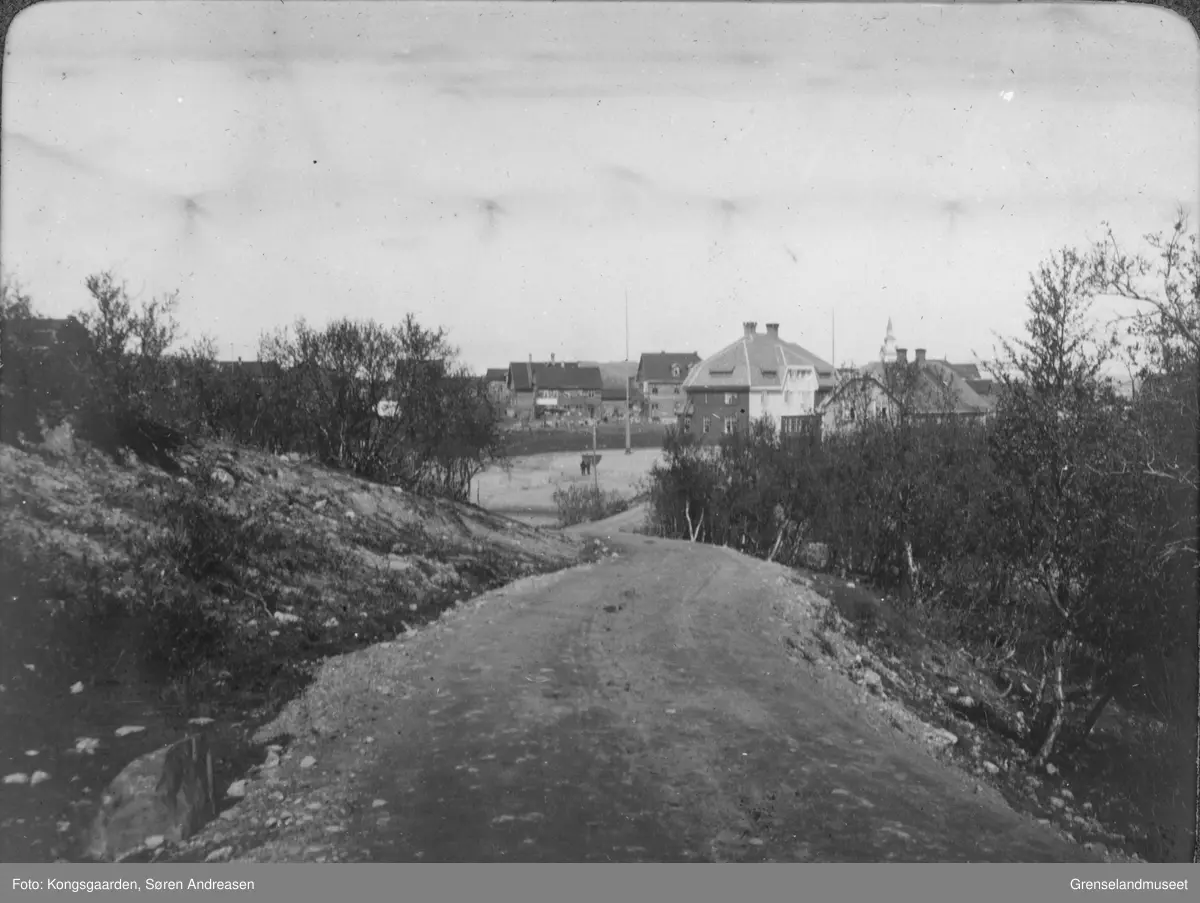 Veien ned til sentrum av Kirkenes. A/S Sydvarangers administrasjonsbygning midt i bildet.