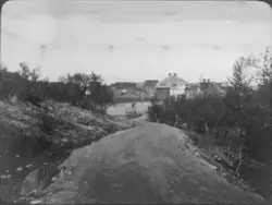 Veien ned til sentrum av Kirkenes. A/S Sydvarangers administ