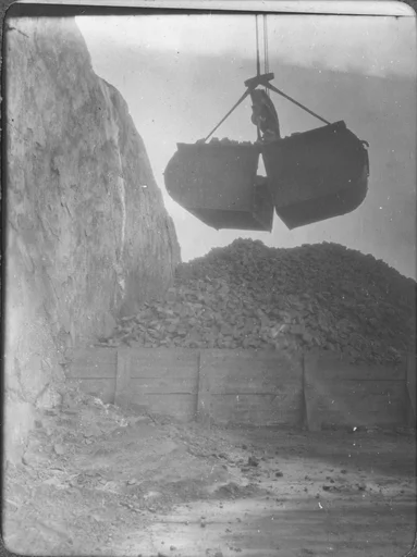 Kran i arbeid på kaia, Kirkenes.