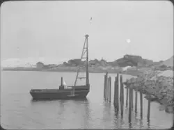 En pram ved kaia, A/S Sydvaranger, Dampsentralen og byen i b