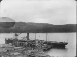 Byggevirksomhet på A/S Sydvarangers lastekai, et dampskip li