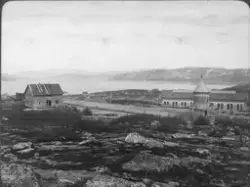 Et hus, mulig banevokterbolig og et vanntårn langs jernbanen