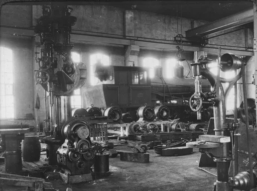 Et damplokomotiv inne på verksted, A/S Sydvaranger, Kirkenes.